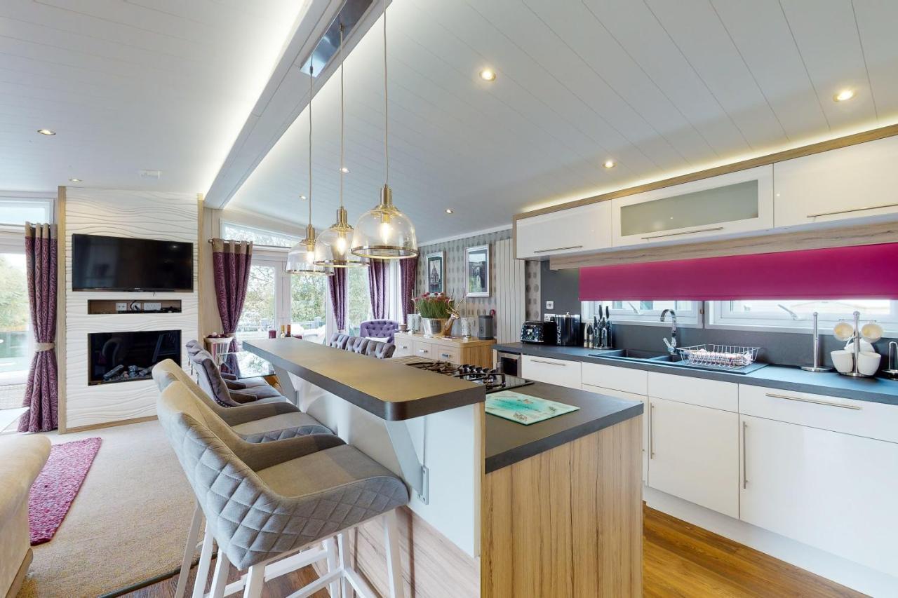 Tattershall Vip Lodge- Lakeside Setting With Hot Tub And Private Fishing Peg Situated On Osprey Lake Tattershall Park Exterior photo