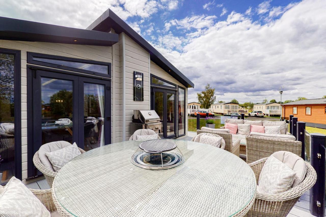 Tattershall Vip Lodge- Lakeside Setting With Hot Tub And Private Fishing Peg Situated On Osprey Lake Tattershall Park Exterior photo