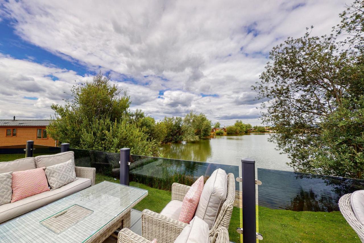 Tattershall Vip Lodge- Lakeside Setting With Hot Tub And Private Fishing Peg Situated On Osprey Lake Tattershall Park Exterior photo
