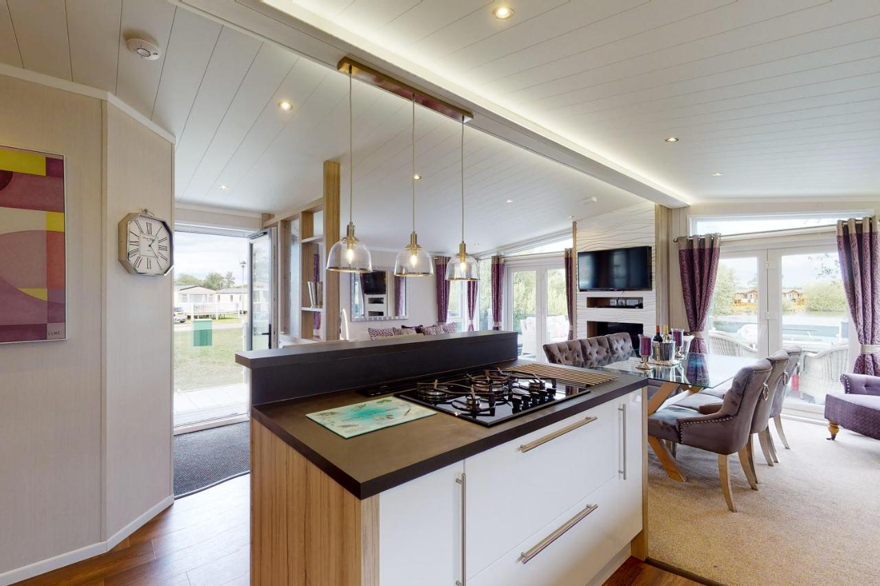 Tattershall Vip Lodge- Lakeside Setting With Hot Tub And Private Fishing Peg Situated On Osprey Lake Tattershall Park Exterior photo