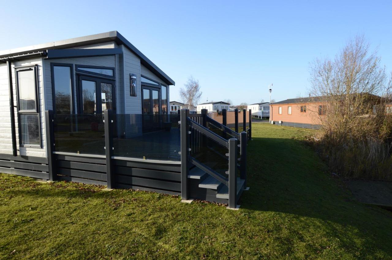 Tattershall Vip Lodge- Lakeside Setting With Hot Tub And Private Fishing Peg Situated On Osprey Lake Tattershall Park Exterior photo
