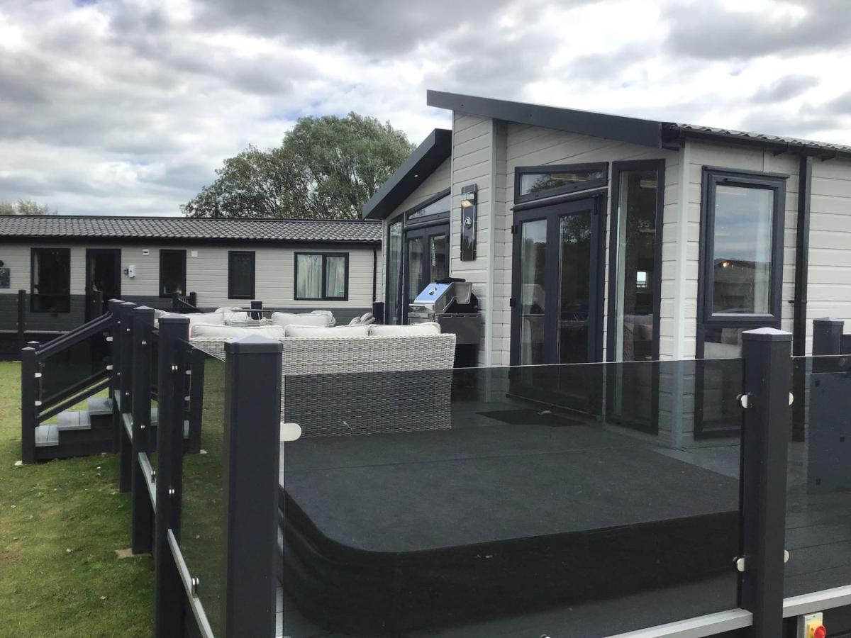 Tattershall Vip Lodge- Lakeside Setting With Hot Tub And Private Fishing Peg Situated On Osprey Lake Tattershall Park Exterior photo